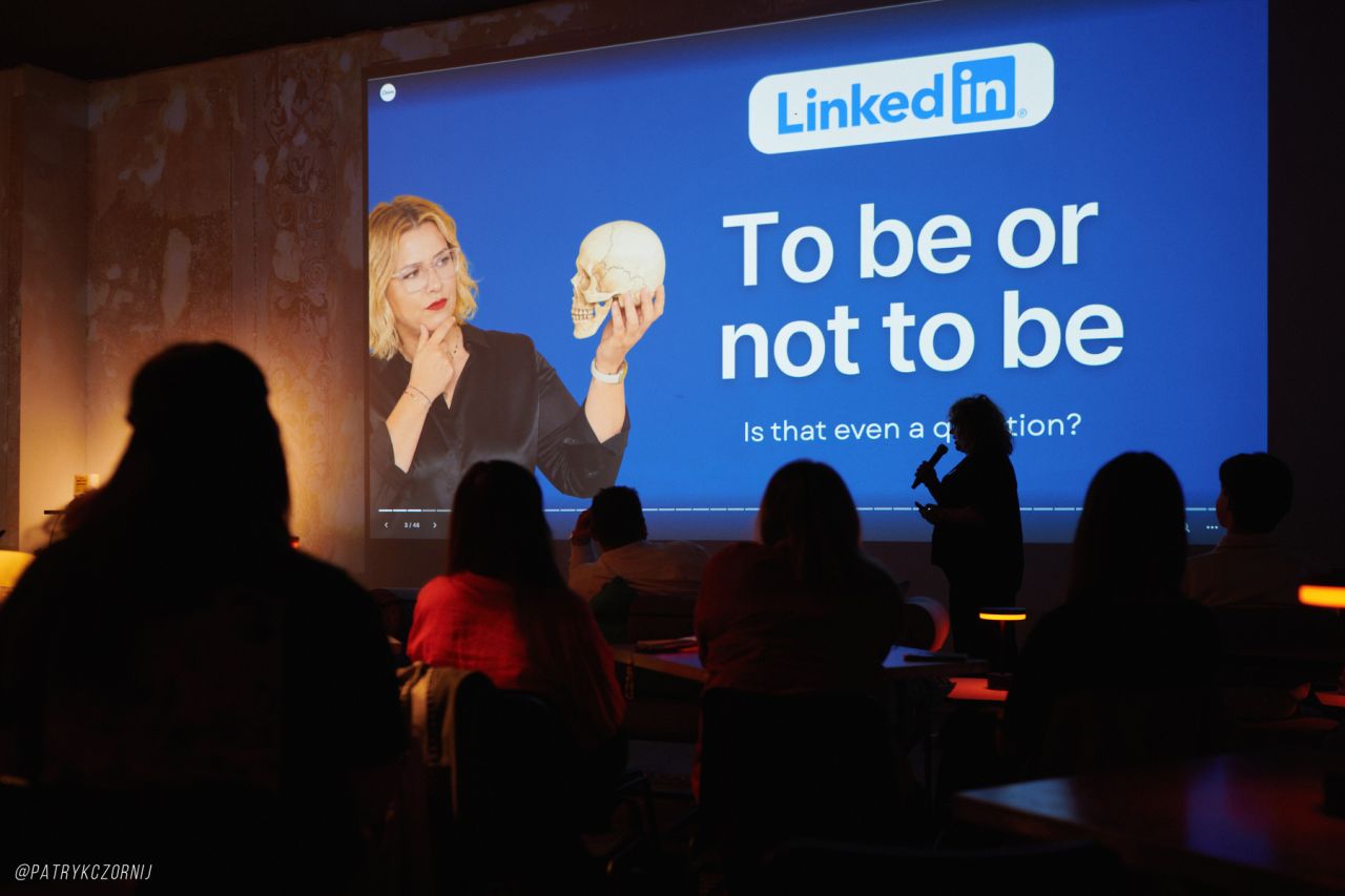 Sylwia Chmielewska na scenie EBMASTERS Kraków podczas wystąpienia o&nbsp;mierzeniu employer brandingu na LinkedInie